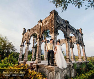 foto prewedding adat Bali outdoor alami